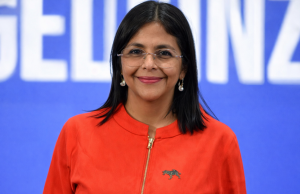 Delcy Rodríguez recorre exposiciones educativas en La Carlota y resalta el valor de la historia y la ciencia para la niñez Foto: externa