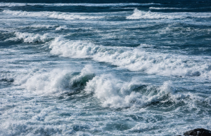 Sistema de bombogénesis deja oleaje persistente en la costa norte dominicana Océano Atlántico