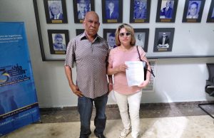 Vecinos de Engombe demandan intervención urgente de calles ante avanzado deterioro Los comunitarios Anselmo Ramirez y Ana Rosa Ureña