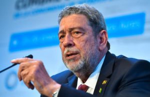 Gonsalves acusa a EE.UU. de “barbarie” por operaciones letales en el Caribe Ralph-Gonsalves (foto externa)