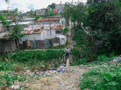 ECONOMÍA DE SUPERVIVENCIA: El crédito informal se consolida como sostén del consumo ante el colapso silencioso del salario en República Dominicana. sector Palma Real, en el Distrito Nacional.