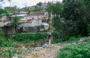 ECONOMÍA DE SUPERVIVENCIA: El crédito informal se consolida como sostén del consumo ante el colapso silencioso del salario en República Dominicana. sector Palma Real, en el Distrito Nacional.