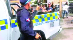 Agente policial, sobó una arma de fuego