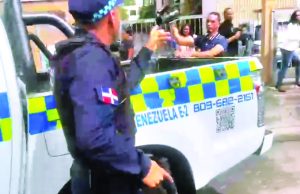 Presiones y denuncias por abusos policiales reavivan debate sobre libertad de prensa y derechos ciudadanos en República Dominicana Agente policial, sobó una arma de fuego