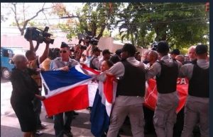 Corriente Sindical Freddy Valdez lamenta fallecimiento de dirigente universitaria Josefina Silva Clark Josefina Silva enfrenta a policías que intentaron quitar banderas