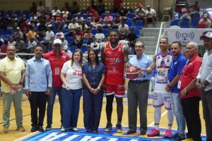 Saque de Honor en la 30ª versión del Torneo Superior de Baloncesto de Puerto Plata.