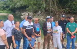 Comunitarios proclaman desde el río Camú, la defensa de los recursos naturales.