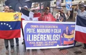 Bajo aguacero, voces dominicanas denuncian agresión imperial y exigen retorno de dirigentes venezolanos. Dirigentes de Patria para Todos, Fuerza de la Revolución y militantes independientes (Foto Luís Rodríguez).