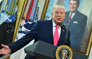 Trump congela la amenaza militar y abre una tregua precaria con Irán sobre Ormuz.