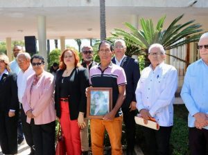 Familiares y universitarios rinden homenaje  (Foto fuente externa).