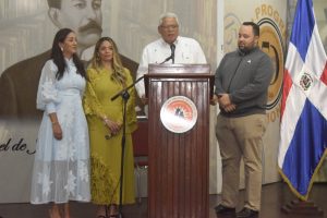 Héctor Domínguez junto a sus hijos en la puesta en circulación  (Foto José Armando Toribio (.