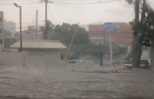 Fuertes lluvias inundan sectores de Santiago y provocan daños en viviendas y vehículos en Valverde. Fuertes lluvias