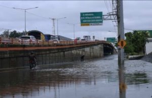 Vientos y granizadas golpean el Gran Santo Domingo: árboles derribados, vehículos destruidos y apagon.