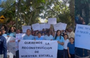 Comunidad de Peralejos se levanta en defensa de la educación ante abandono prolongado de escuela pública.