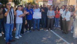 Manifestantes frente a la UASD Recinto San Juan 