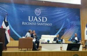 Sondeo de percepción posiciona a José De Luna como referente de conocimiento y propuestas en diálogo académico de la UASD Santiago.