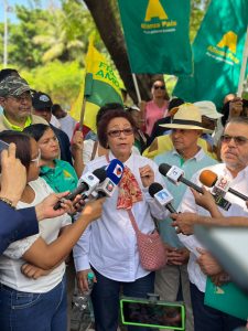 Maestra María Teresa Cabrera,  habla a los medios (Foto FA).