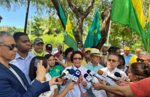 Frente Amplio y Alianza País elevan voz por reforma a la seguridad social en homenaje a Mauricio Báez.