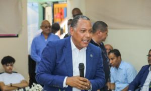 Bautista López García dialogar con docentes de la facultad de Artes 