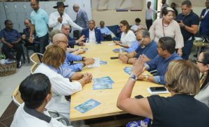 Bautista López García socialiaza con artistas. 