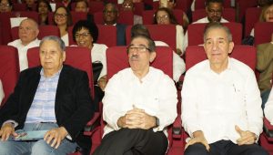 En los lados los exrectores Julio Ravelo Astacio y Franklin García Fermín; en el centro el doctor Jorge Asjana candidato a Rector. 