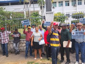 Campesinos protestan frente al IAD.