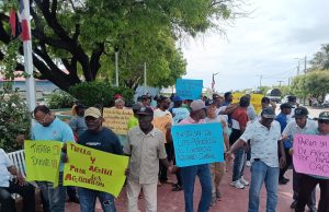 Campesinos denuncian desalojos y precariedad durante jornada por el Día del Agricultor en la región Enriquillo.