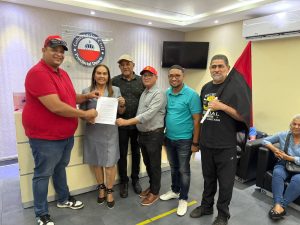 Entrega de documento (Foto fuente externa)