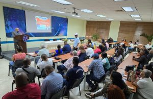 José De Luna presenta propuesta de transformación administrativa ante servidores universitarios de la UASD Santiago.