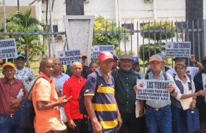 Campesinos protestan frente al IAD contra decreto que fusiona la entidad con Agricultura.