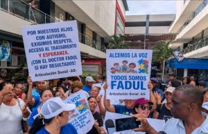 Familias de niños con autismo protestan en Santiago en respaldo al doctor Ernesto Fadul.