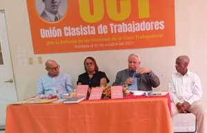 Código de Trabajo, cesantía y empleo: la defensa de un derecho histórico en tiempos de reforma. Vista parcial del publico asistente al local de la UCT (Foto Ramón Nolasco).