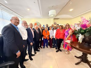 Edita Rodríguez junto a los doctores Asjana y Ciriaco; además de otras personalidades de la FCES. (Foto fuente exter).