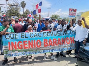 Manifestantes en las calles de Barahona.