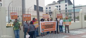 Manifestantes en el congreso.