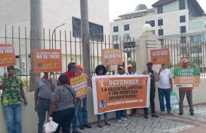 UCT rechaza modificación a la cesantía y acusa a sectores empresariales de promover una campaña contra los derechos laborales. Manifestantes en el congreso.