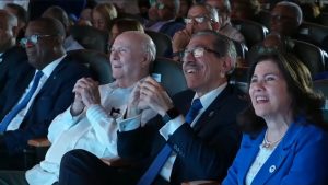 Dr. Jorge Asjana David, junto al ex presidente Hipólito Mejía y personalidades académicas. Foto Kayrel Paola Martínez.