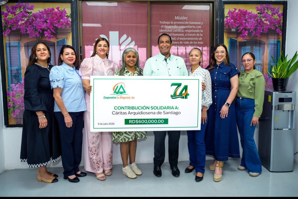 Salua Álvarez, Gerente de Mercadeo & Comunicaciones; Deyaniris Rodríguez, presidente del Consejo de Vigilancia Central; Yinette Torres, Gerente General; Rafael Narciso Vargas, presidente del Consejo de Administración Central de Cooperativa La Altagracia; Jenniffer Rodríguez, Gerente de Gestión Social hacen entrega de la donación a Cáritas Arquidiocesana de Santiago.