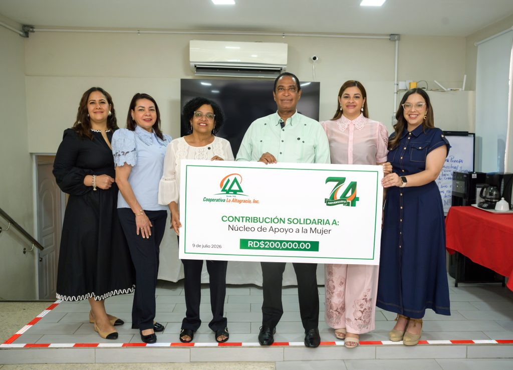 Salua Álvarez, Gerente de Mercadeo & Comunicaciones; Deyaniris Rodríguez, presidente del Consejo de Vigilancia Central; Manuela Vargas, Directora del Núcleo de Apoyo a la Mujer; Rafael Narciso Vargas, presidente del Consejo de Administración Central de Cooperativa La Altagracia; Yinette Torres, Gerente General; Jenniffer Rodríguez, Gerente de Gestión Social.