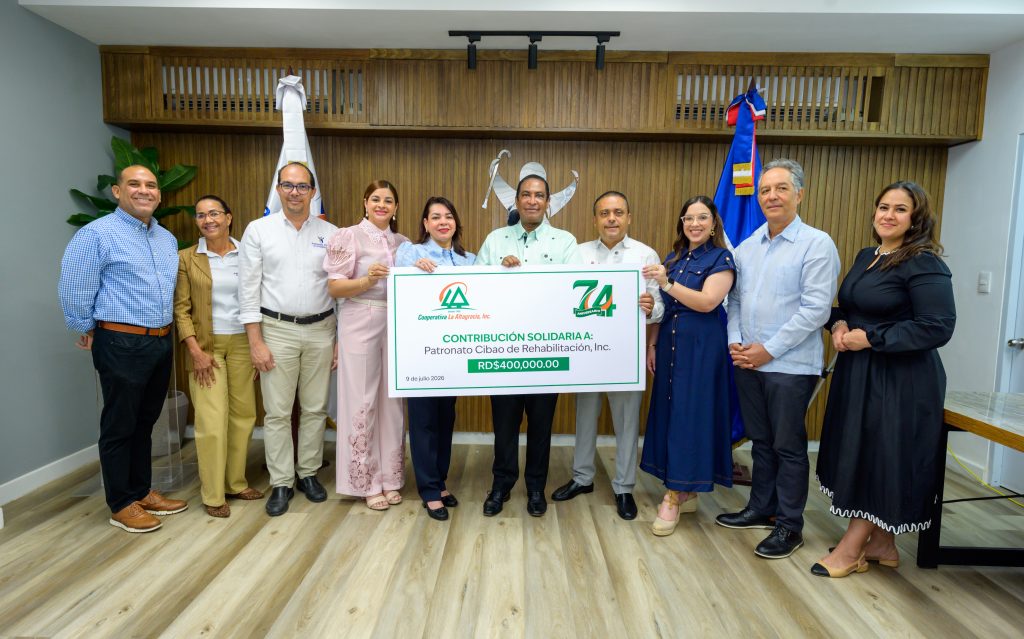Yinette Torres, Gerente General; Deyaniris Rodríguez, presidente del Consejo de Vigilancia Central; Rafael Narciso Vargas, presidente del Consejo de Administración Central de Cooperativa La Altagracia; Jenniffer Rodríguez, Gerente de Gestión Social; Salua Álvarez, Gerente de Mercadeo & Comunicaciones hacen entrega al Patronato Cibao de Rehabilitación.