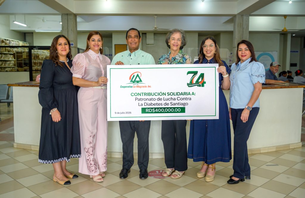 Salua Álvarez, Gerente de Mercadeo & Comunicaciones; Yinette Torres, Gerente General; Rafael Narciso Vargas, presidente del Consejo de Administración Central de Cooperativa La Altagracia; Luisa Martínez; Directora Administrativa Patronato de Lucha Contra La Diabetes de Stgo.; Jenniffer Rodríguez, Gerente de Gestión Social; Deyaniris Rodríguez, presidente del Consejo de Vigilancia Central.