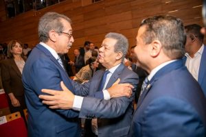 Dr. Asjana, Dr. Leonel Fernández y el diputado Tobías Crespo.