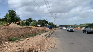 Maquinaria pesada realizan movimientos de tierra en terrenos de la UASD.