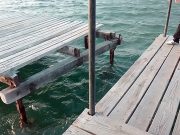 Puente de madera en Playa Juan de Bolaños presenta deterioro y representa un riesgo para visitantes.