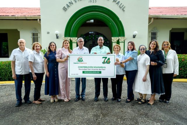 Jenniffer Rodríguez, Gerente de Gestión Social; Yinette Torres, Gerente General; Rafael Narciso Vargas, presidente del Consejo de Administración Central de Cooperativa La Altagracia; Deyaniris Rodríguez, Presidente del Consejo de Vigilancia Central; Salua Álvarez, Gerente de Mercadeo & Comunicaciones hacen entrega de la donación a la Sociedad San Vicente de Paúl. Jenniffer Rodríguez, Gerente de Gestión Social; Yinette Torres, Gerente General; Rafael Narciso Vargas, presidente del Consejo de Administración Central de Cooperativa La Altagracia; Deyaniris Rodríguez, Presidente del Consejo de Vigilancia Central; Salua Álvarez, Gerente de Mercadeo & Comunicaciones hacen entrega de la donación a la Sociedad San Vicente de Paúl.