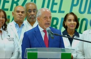 Fuerza del Pueblo alerta sobre crisis hospitalaria y denuncia esperas de hasta 30 días por camas de UCI.