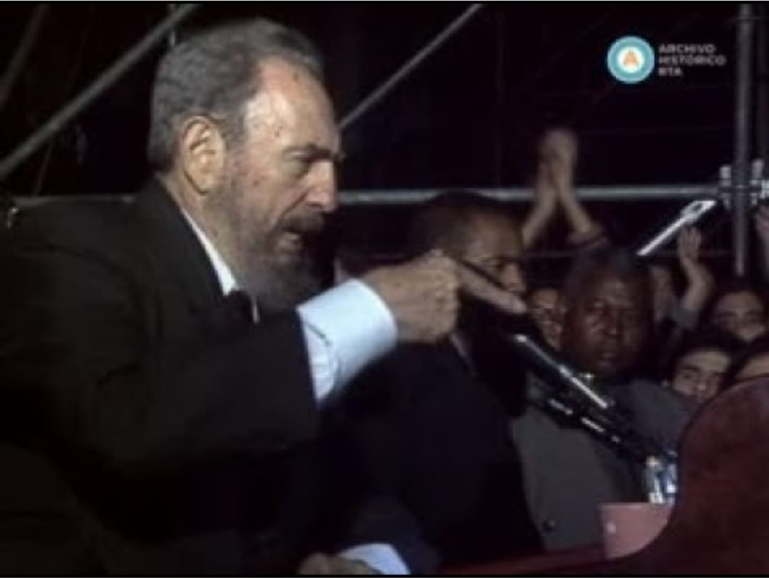 Fidel habla a una multitud en facultad de Derecho de UBA, 26 de mayo de 2003 | Foto de archivo, fuente externa.