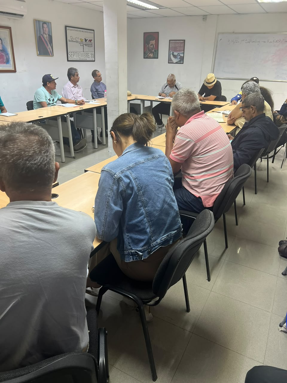 Participantes del taller: "LA COYUNTURA GLOBAL Y LA DEFENSA DE LA SOBERANÍA POPULAR". | Foto fuente externa. 