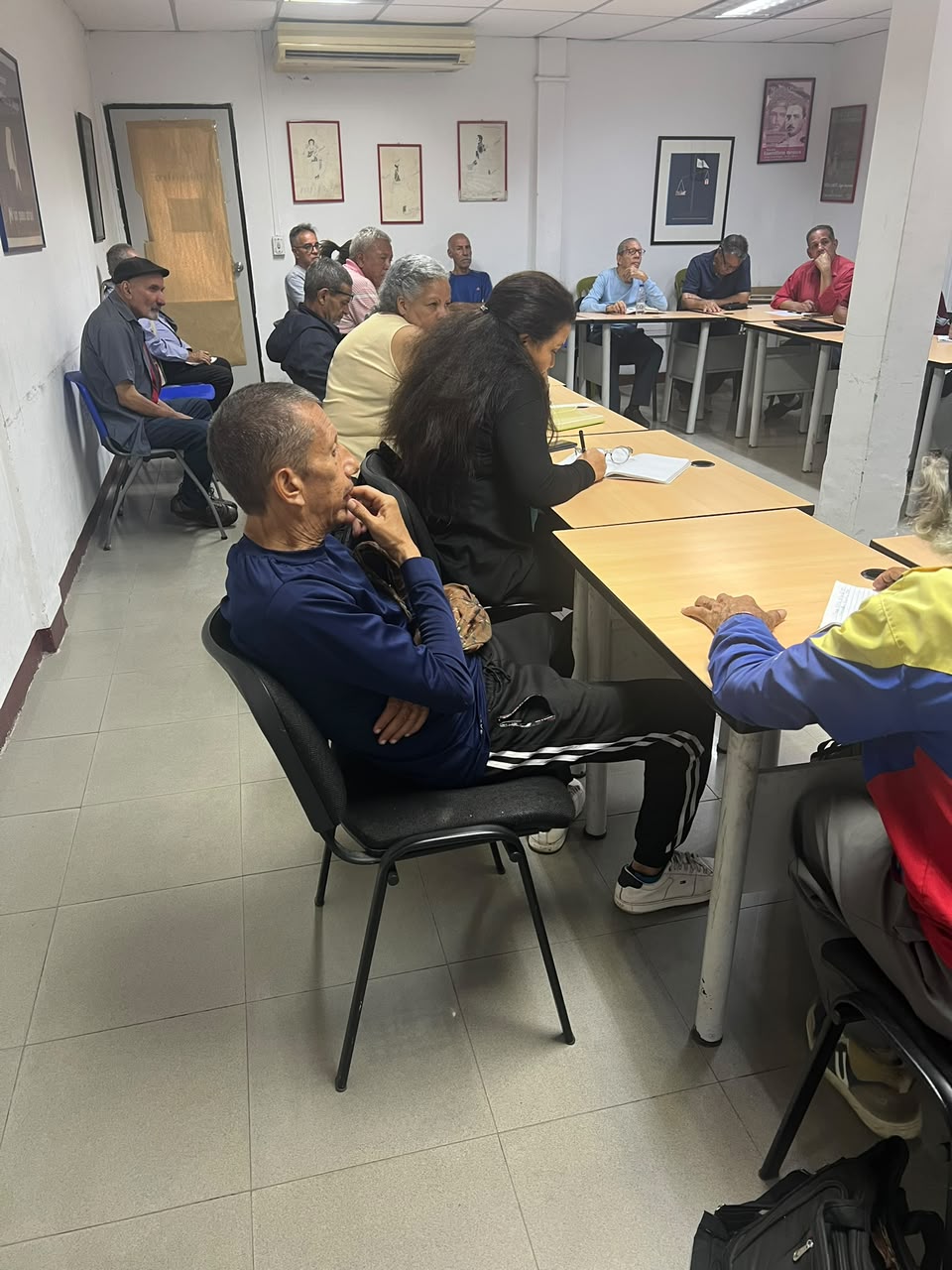 Participantes del taller: "LA COYUNTURA GLOBAL Y LA DEFENSA DE LA SOBERANÍA POPULAR". | Foto fuente externa. 