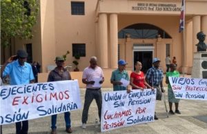 Envejecientes de Haina reclaman pensiones frente al Palacio Nacional y advierten que mantendrán las protestas.